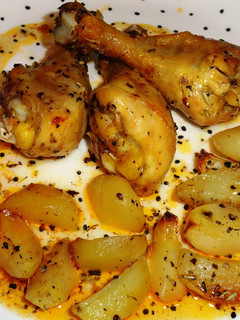Una foto de Jamoncitos de pollo y patatas al horno con sobrasada