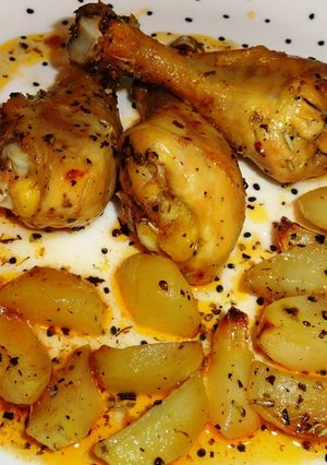 Una foto de Jamoncitos de pollo y patatas al horno con sobrasada