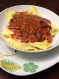 Raviolis de Queso y Espinacas con Salsa de Carne y Hongos