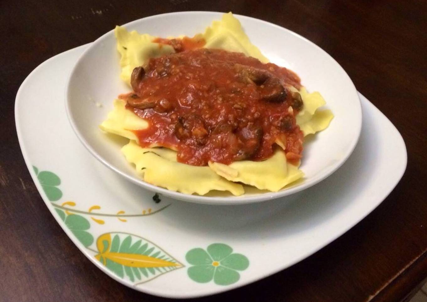 Raviolis de Queso y Espinacas con Salsa de Carne y Hongos