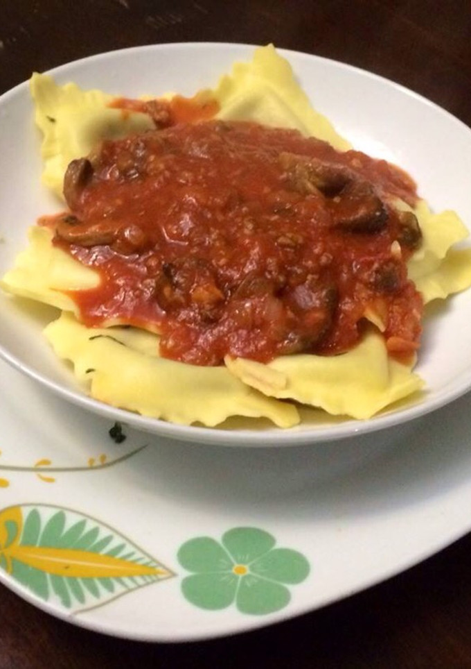 Una foto de Raviolis de Queso y Espinacas con Salsa de Carne y Hongos