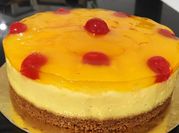 Une photo de cheesecake aux fruits rouges