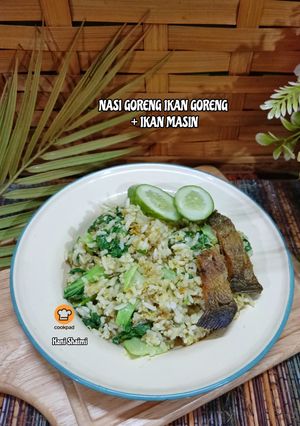 Gambar 22:12:25 - NASI GORENG IKAN GORENG + IKAN BILIS