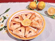 Una foto de empanadas árabes con menta