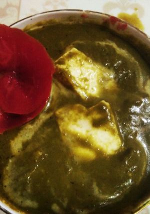 A picture of Palak paneer.