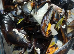 Una foto de Mejillones al vapor/Músculs bullits amb ceba