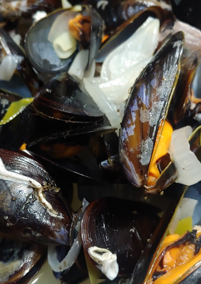 Una foto de Mejillones al vapor/Músculs bullits amb ceba
