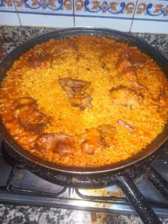 Una foto de Paella de conejo