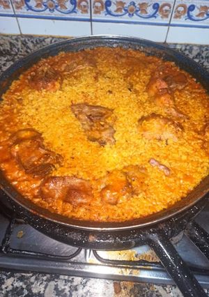 Una foto de Paella de conejo