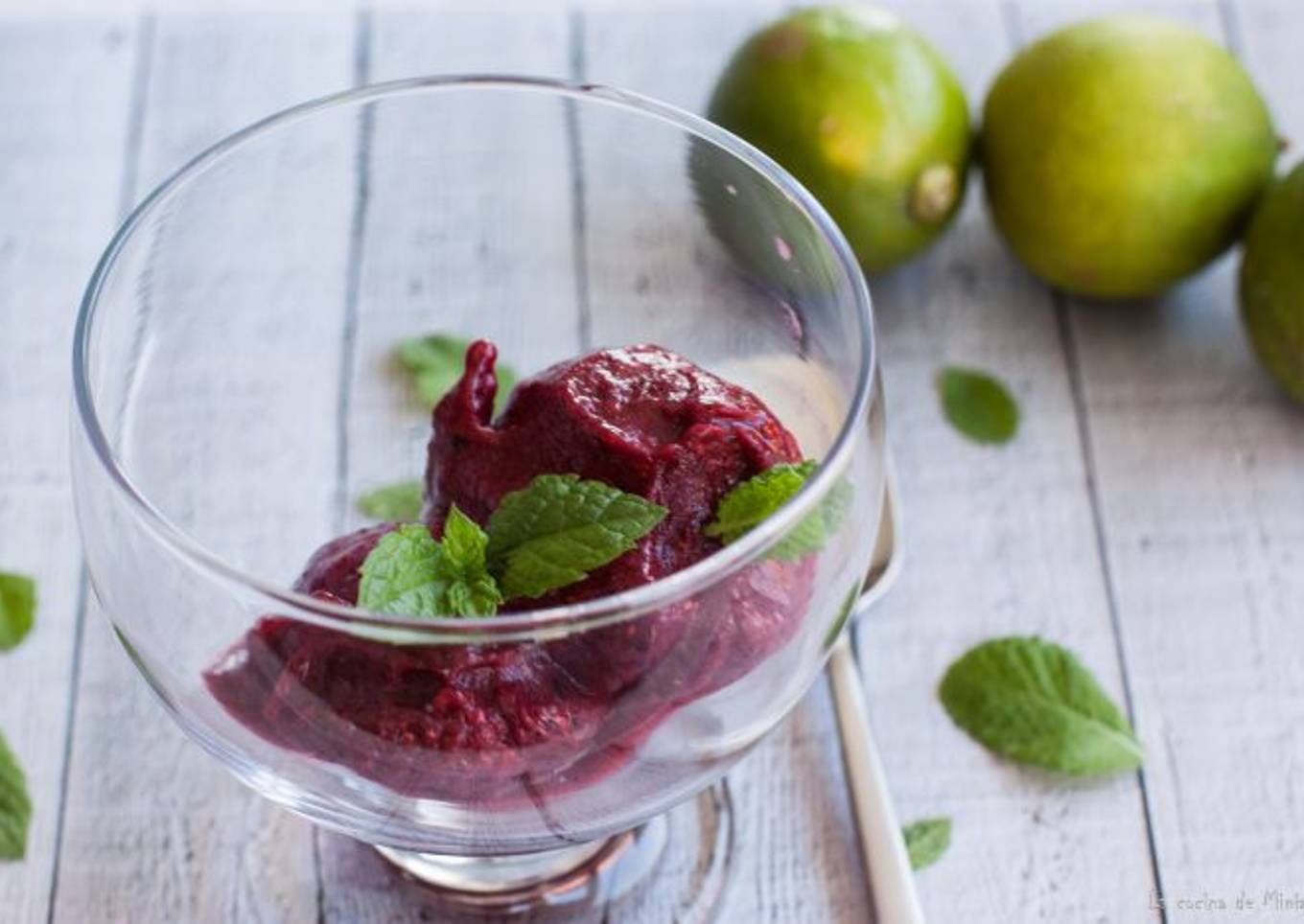 Sorbete de frutos rojos con lima y hierbabuena