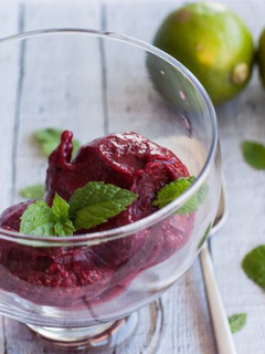 Una foto de Sorbete de frutos rojos con lima y hierbabuena