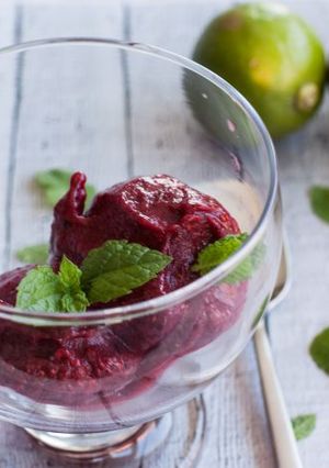 Foto principal de Sorbete de frutos rojos con lima y hierbabuena