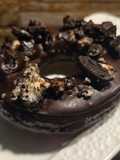Donas bañadas en chocolate y oreos sin gluten