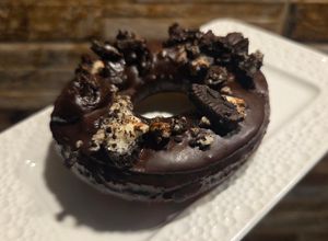 Una foto de Donas bañadas en chocolate y oreos sin gluten