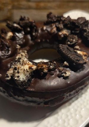 Una foto de Donas bañadas en chocolate y oreos sin gluten