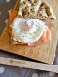 Bocadillo de focaccia con salmón y huevo -brunch-