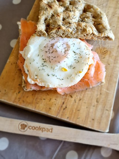 Una foto de Bocadillo de focaccia con salmón y huevo -brunch-