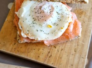 Una foto de Bocadillo de focaccia con salmón y huevo -brunch-
