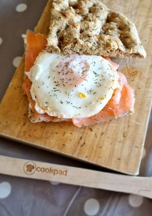 Una foto de Bocadillo de focaccia con salmón y huevo -brunch-