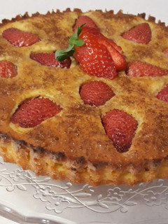 Una foto de Tarta de almendras con fresas
