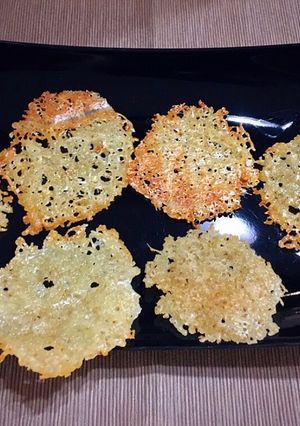 A picture of Manchego Cheese Crisps.