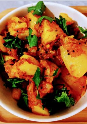 आलू की सूखी सब्जी (aloo ki sukh sabzi recipe in Hindi) रेसिपी मुख्य फोटो