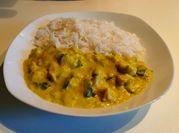 Una foto di riso pollo zucchine