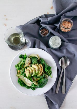 Una foto de Ensalada de Calabacín, Espinacas baby, aguacate Y dukkah