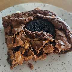 Una foto de Brownie de chocolate y Oreo 🍫