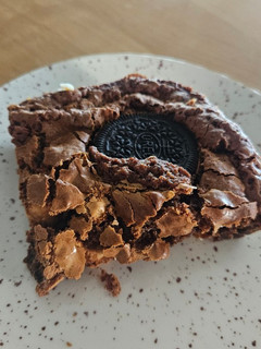 Una foto de Brownie de chocolate y Oreo 🍫