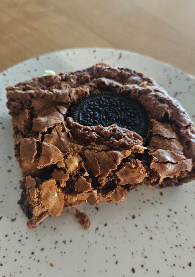 Una foto de Brownie de chocolate y Oreo 🍫