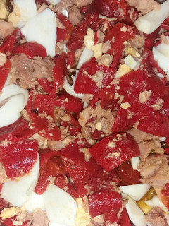 Una foto de Pimiento asado, atún y huevo duro