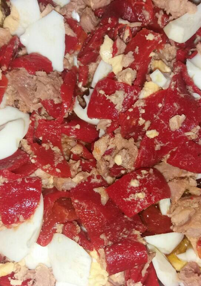 Una foto de Pimiento asado, atún y huevo duro