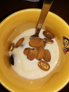 Una foto de Yogurt con uvas y almendras