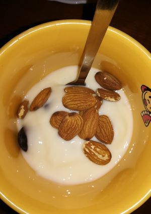 Una foto de Yogurt con uvas y almendras