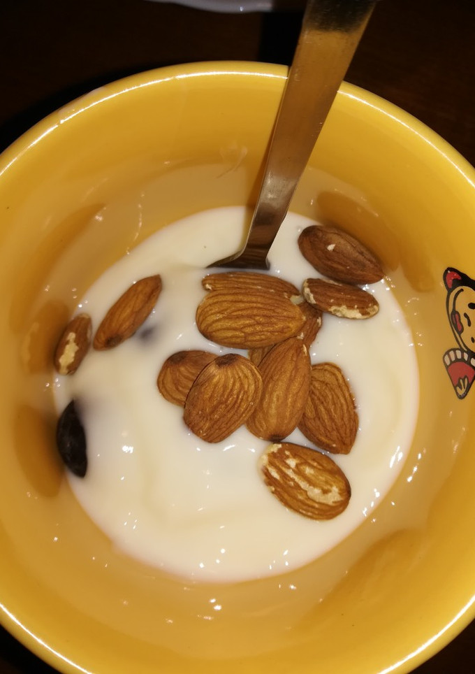 Una foto de Yogurt con uvas y almendras