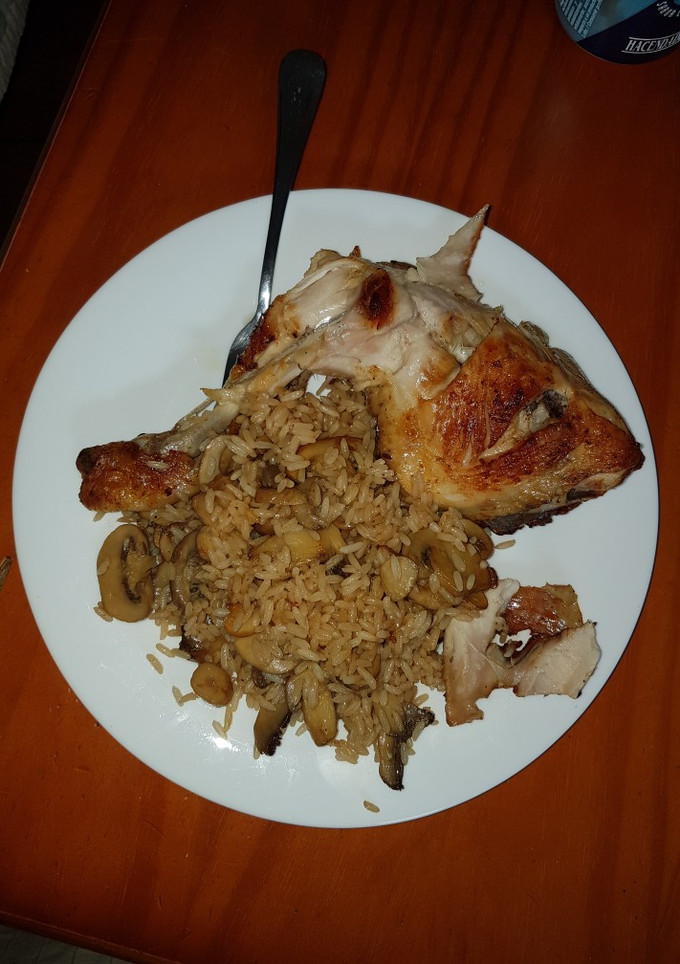 Una foto de Pollo al limón con arroz y champiñones al pedro Jimenez