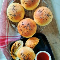 A picture of Stuffed Chicken buns.