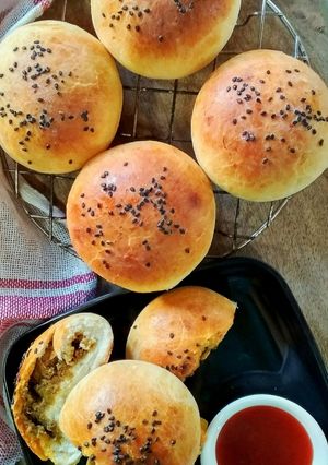 A picture of Stuffed Chicken buns.