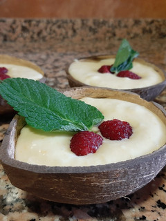 Una foto de Mousse de chocolate blanco con frutos rojos
