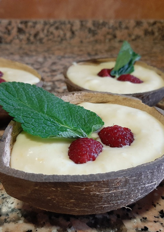 Una foto de Mousse de chocolate blanco con frutos rojos