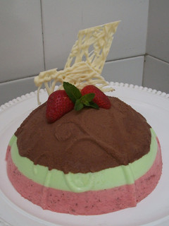 Una foto de Tarta semiesfera fría de sabores (chocolate, hierbabuena y fresa)