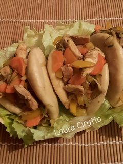 Foto di Bao panini cinesi ripieni con pollo e verdura