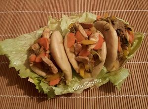 Foto di Bao panini cinesi ripieni con pollo e verdura