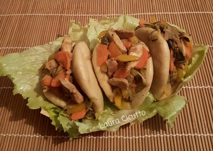 Bao panini cinesi ripieni con pollo e verdura