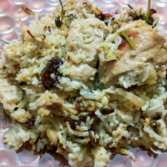 A picture of Sufiyana briyani or safeed briyani.