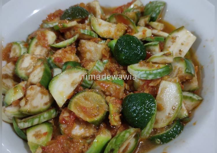 Bagaimana Menyiapkan Sambal Terong Mentah yang Enak Banget
