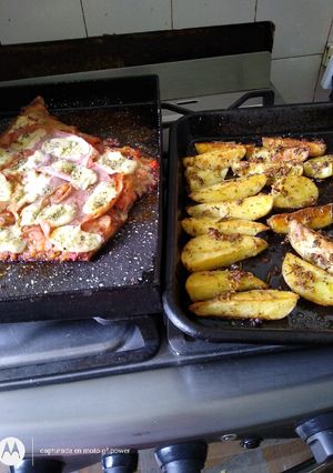 Una foto de Matambre a la pizza con papas con cáscaras condimentadas