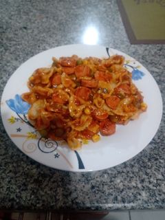 Una foto de Salchichas con salsa 🍝