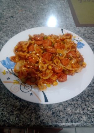 Una foto de Salchichas con salsa 🍝